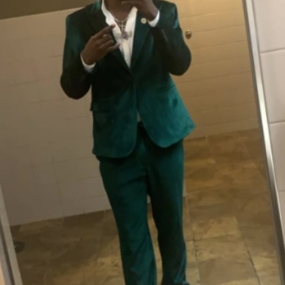 2 piece Mage Male suit with Bowtie - Picture 4 of 5